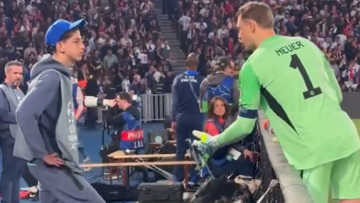 Μάνουελ Νόιερ: Ball boy στο Παρίσι αρνήθηκε να δώσει τη μπάλα στον Γερμανό και έγινε viral, βίντεο 