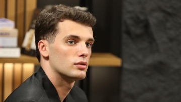 Ο νεαρός Αλβανός πολιτικός που έχει γίνει viral στο TikTok για την εμφάνισή του, «είσαι το όνειρο κάθε κοπέλας» του γράφουν