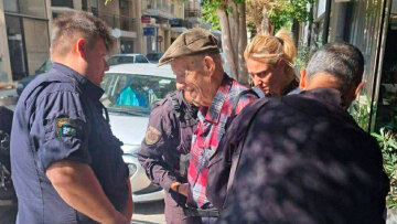 Οι κινήσεις του 89χρονου πριν ανοίξει πυρ στον ΕΦΚΑ: «Μου άφησε μία βαλίτσα και μου είπε να φύγω» λέει ο οδηγός ταξί που τον πήρε από το σπίτι του