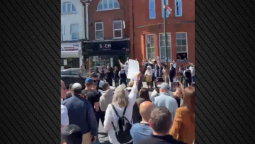 Αποδοκιμασίες κατά Στάρμερ όταν επισκέφθηκε το σημείο της επίθεσης εναντίον Εβραίων
