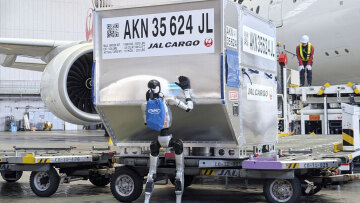 Η πρώτη χώρα που δοκιμάζει ανθρωποειδή ρομπότ για να τερματίσει το πρόβλημα της εργασίας στα αεροδρόμιά της