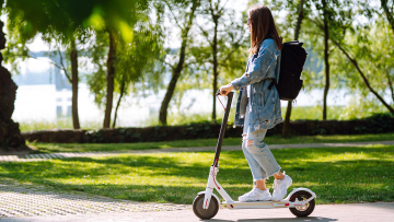 Χάος με τα ηλεκτρικά πατίνια στους δρόμους: Γεμίζουν τα επείγοντα με ανήλικους, τι ισχύει στην Ελλάδα και σε άλλες ευρωπαϊκές χώρες