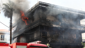 «Ακούστηκαν εκρήξεις, η φωτιά έγινε ανεξέλεγκτη»: Μαρτυρίες για τη μεγάλη πυρκαγιά στο Ίλιον που κατέκαψε μαγαζί και διαμερίσματα