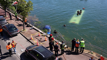 Λεωφορείο με 4 επιβάτες έπεσε στον Σηκουάνα, στο τιμόνι βρισκόταν εκπαιδευόμενος οδηγός, δείτε βίντεο
