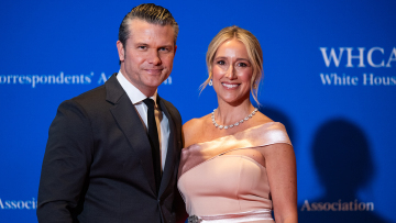 Καβγάς για το φόρεμα της συζύγου του Χέγκσεθ στο δείπνο των ανταποκριτών του Λευκού Οίκου: «Είναι από το Temu» την κατηγορούν