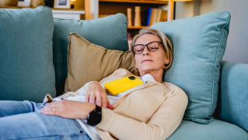 Ποιες χρόνιες παθήσεις κρύβει ο συχνός υπνάκος στην πολυθρόνα μετά τα 60
