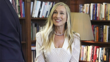 Σάρα Τζέσικα Πάρκερ: Τίμησε στιλιστικά την πριγκίπισσα Νταϊάνα σε μια συνάντηση με τη βασίλισσα Καμίλα
