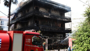 Επεκτάθηκε σε πολυκατοικία η φωτιά που ξέσπασε σε κατάστημα με ανταλλακτικά στο Ίλιον, κάηκαν όλα τα διαμερίσματα - Δείτε βίντεο