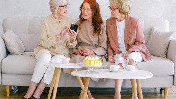 Όταν έμεινε χήρα ένιωσε απελπιστικά μόνη και παραλίγο να βρεθεί άστεγη: Σήμερα συγκατοικεί με δύο ακόμα γυναίκες
