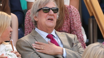 Ο Στίβεν Φράι κατέθεσε αγωγή 100.000 λιρών κατά διοργανωτών συνεδρίου μετά από σοβαρό τραυματισμό σε πτώση από σκηνή