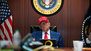 Σενάρια πολέμου ξανά στο τραπέζι του Τραμπ: Από ευρείας κλίμακας στρατιωτικές επιχειρήσεις έως «σύντομα» πλήγματα σε κρίσιμες ιρανικές υποδομές 