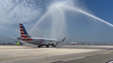 Σε γιορτινή ατμόσφαιρα η πρώτη απευθείας εμπορική πτήση ΗΠΑ - Βενεζουέλας μετά από 7 χρόνια