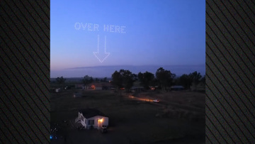 Δείτε βίντεο: Με drone show ιδιοκτήτης απομακρυσμένου σπιτιού καθοδηγεί ντελιβερά στην Καλιφόρνια