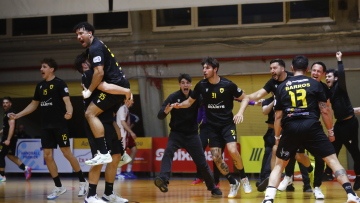Με buzzer beater του Παναγιώτου, η ΑΕΚ κέρδισε με break τον 1ο τελικό της Handball Premier, 33-32 τον Ολυμπιακό, βίντεο 