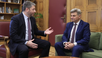 ΠΑΣΟΚ: Οι αντιδράσεις για τις μεταγραφές και τις επιστροφές με αφορμή την ένταξη του Νικόλα Φαραντούρη
