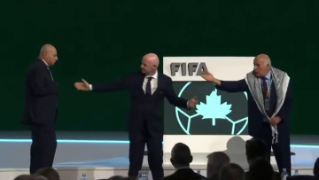 Αμηχανία στο Συνέδριο της FIFA: Ο πρόεδρος της Παλαιστινιακής Ομοσπονδίας αρνήθηκε να δώσει το χέρι στον αντιπρόεδρο της Ισραηλινής
