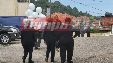 Με λευκά μπαλόνια το τελευταίο αντίο στον 13χρονο Κωνσταντίνο που σκοτώθηκε με πατίνι
