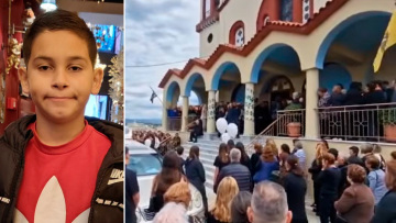 Πάνδημο πένθος στα Μακρίσια για τον 13χρονο Κωνσταντίνο που σκοτώθηκε με πατίνι - Ράγισαν καρδιές στην κηδεία