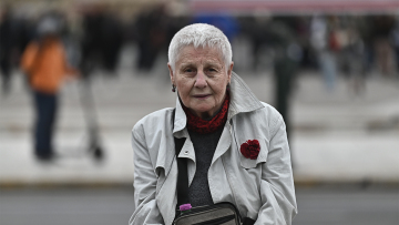 «Κάθε Πρωτομαγιά είμαι εδώ για όσους δεν μπορούν να είναι εδώ»: Ποια είναι η 80χρονη που καθόταν μόνη της απέναντι από τη Βουλή

