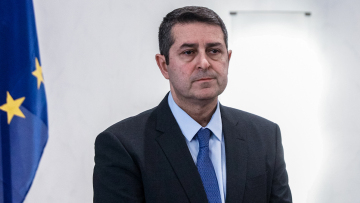 Αντιδρά μετά από 17 ημέρες νοσηλείας ο Γιώργος Μυλωνάκης, τον επισκέφτηκε ο πρωθυπουργός
