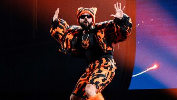 Eurovision 2026: Οι φωτογραφίες από την πρώτη πρόβα του Ακύλα, με πατίνι στη σκηνή της Βιέννης