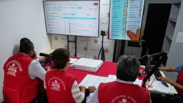  Επανέλεγχος των εκλογών στο Περού εν μέσω αμφισβητήσεων για τη δεύτερη θέση 
