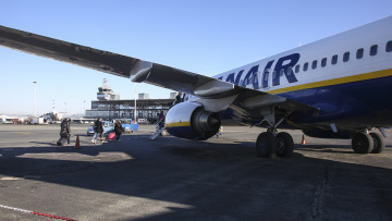 Έκτακτη σύσκεψη για τις πτήσεις στο αεροδρόμιο Μακεδονία: Αναβρασμός για το ενδεχόμενο να κλείσει η βάση της Ryanair 