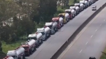 Το Ιράκ έστειλε δεκάδες βυτιοφόρα γεμάτα πετρέλαιο στη Συρία, παρακάμπτοντας το Ορμούζ, δείτε βίντεο με τις ουρές