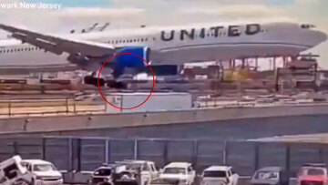 Νέο βίντεο από τη στιγμή που αεροσκάφος της United Airlines χτυπά φορτηγό σε αυτοκινητόδρομο του Νιου Τζέρσεϊ πριν προσγειωθεί