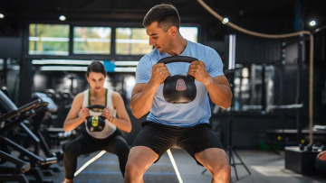 Η άσκηση που προτείνει μια personal trainer για δύναμη και ισορροπία μετά τα 60