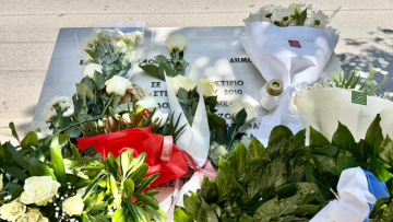 16 χρόνια από την τραγωδία της Marfin: Πολίτες αφήνουν λουλούδια για τα θύματα, δείτε εικόνες

