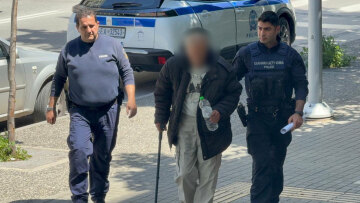 Στον ανακριτή ο 67χρονος που μπούκαρε με σφυρί σε τράπεζα της Θεσσαλονίκης: Πήγα γιατί δεν μπήκε ολόκληρη η σύνταξη, είπε στους δημοσιογράφους
