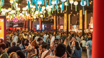 Athens Street Food Festival: Γιορτάζει δέκα χρόνια και μας καλεί στο παλιό αμαξοστάσιο στο Γκάζι για ένα ταξίδι στις κουζίνες όλου του κόσμου