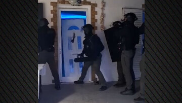 Καρέ καρέ η έφοδος του Ελληνικού FBI σε σπίτια μελών σπείρας που παρίσταναν υπαλλήλους του ΔΕΔΔΗΕ και είχαν βγάλει πάνω από 3 εκατ. ευρώ