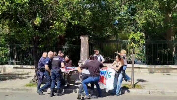 Φοιτητές συγκεντρώθηκαν έξω από το Μέγαρο Μαξίμου, μικροεπεισόδια με την αστυνομία
