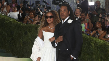 Το βίντεο με την Μπλου Άιβι στο Met Gala που έγινε viral: Αγνόησε επιδεικτικά τον πατέρα της Jay-Z
