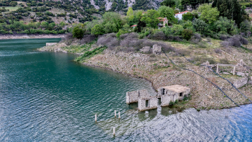 Εικόνες: Η λίμνη του Μόρνου «κατάπιε» ξανά το χωριό Κάλλιο, σημαντική ανάσα στα αποθέματα νερού, τι δείχνουν τα στοιχεία