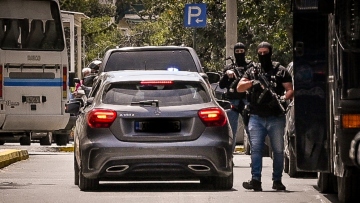 Yπό δρακόντεια μέτρα ασφαλείας στην Ευελπίδων οι συλληφθέντες για τη δολοφονία Μοσχούρη στο Χαλάνδρι, δείτε βίντεο