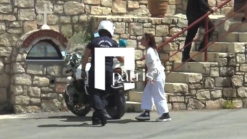 Η στιγμή που η αδελφή του 21χρονου Νικήτα πάει να διώξει αστυνομικούς από την κηδεία του, συγγενείς φώναζαν μαζί της