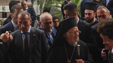 Θερμή υποδοχή στο «Παλλάς» για τον Οικουμενικό Πατριάρχη Βαρθολομαίο, δείτε βίντεο
