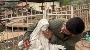 Ισραηλινός στρατιώτης έβαλε τσιγάρο στο στόμα αγάλματος της Παναγίας στον Λίβανο 
