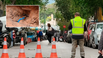 Κλειστή η οδός Καραγιώργη Σερβίας στο κέντρο της Αθήνας λόγω θραύσης αγωγού της ΕΥΔΑΠ - Έχει ανοίξει τρύπα στο οδόστρωμα, δείτε βίντεο
