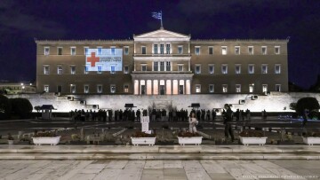 Φωταγωγήθηκε το Kοινοβούλιο για την Παγκόσμια Ημέρα Ερυθρού Σταυρού και Ερυθράς Ημισελήνου
