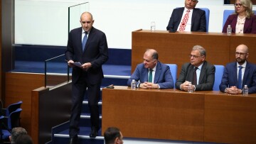 Και τυπικά πρωθυπουργός της Βουλγαρίας ο Ράντεφ, μετά τη σαρωτική νίκη στις εκλογές
