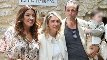 Ο Πάνος Μουζουράκης και η Μαριλού Κόζαρη βάφτισαν τον γιο τους, νονά η Έλενα Παπαρίζου, δείτε βίντεο και φωτογραφίες