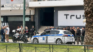 Μεθυσμένος πυροβόλησε με ούζι γυναίκα σε μπαρ στην Καλλιθέα, συνελήφθη ο δράστης