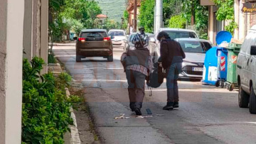 Η στιγμή που πέφτουν χρήματα από τους ληστές της τράπεζας στην Κάτω Τιθορέα και τα μαζεύουν ανενόχλητοι με τα όπλα στα χέρια στη μέση του δρόμου