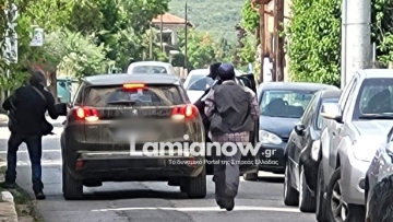 Ληστεία με καλάσνικοφ σε τράπεζα στην Κάτω Τιθορέα, η στιγμή που οι δράστες φεύγουν με 200.000 ευρώ