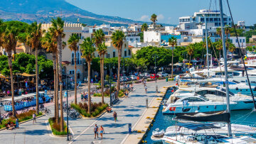 Νέο χωροταξικό για τον τουρισμό: Όρια στη δόμηση, «κόφτης» στις κλίνες και κανόνες για Airbnb, ΑΠΕ και «κυριλέ» κατασκήνωση


