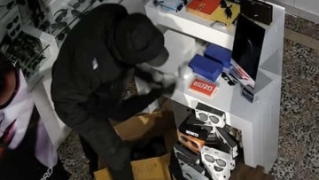 Διάρρηξη με λεία 20.000 ευρώ σε κατάστημα οπτικών στη Χαλκιδική, κάμερα ασφαλείας έπιασε τους δράστες με την κούτα